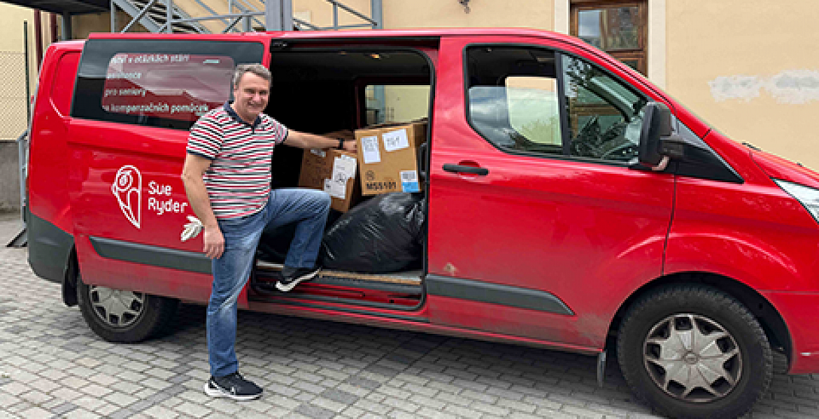 Hledáme dobrovolníka muže do dobročinných obchodů Sue Ryder – chlapa do party, který se nebojí práce