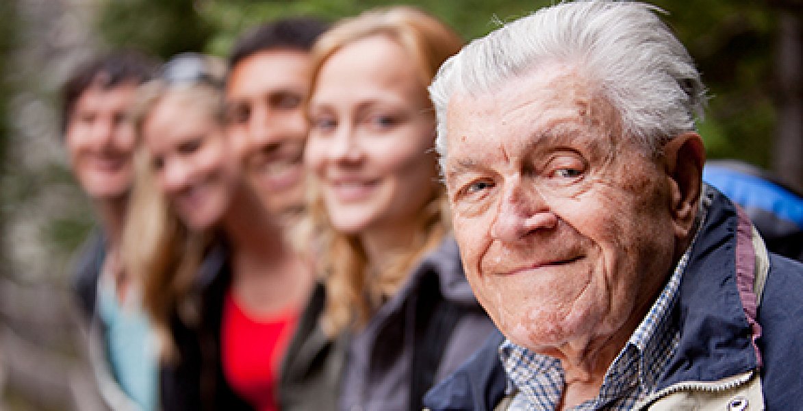 Většina lidí vidí seniory dlouhodobě jako obohacení společnosti, více jich dnes ví, na koho se obrátit o pomoc v otázkách stáří. 