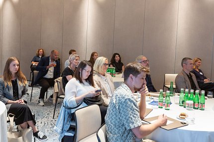 Kdo zaplatí naše stáří? Sue Ryder uspořádal diskusi o tom, proč nejde jen o peníze