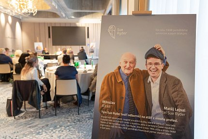 Kdo zaplatí naše stáří? Sue Ryder uspořádal diskusi o tom, proč nejde jen o peníze