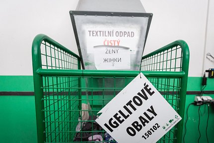 Dimatex vyrobí z neprodaného textilu dobročinných obchodů Sue Ryder třeba lavičku