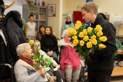 Tomáš Klus uspořádal pro klienty Sue Ryder malý koncert