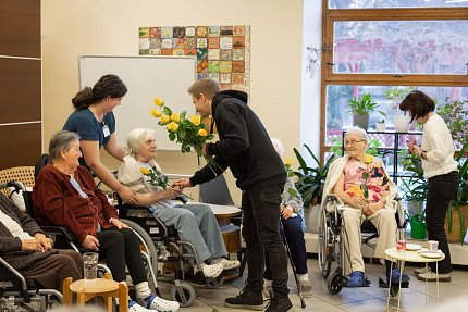 Tomáš Klus uspořádal pro klienty Sue Ryder malý koncert