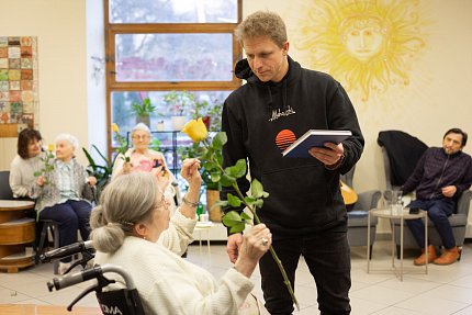 Tomáš Klus uspořádal pro klienty Sue Ryder malý koncert