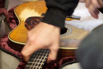 Tomáš Klus uspořádal pro klienty Sue Ryder malý koncert