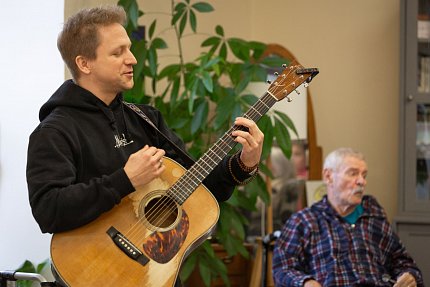 Tomáš Klus uspořádal pro klienty Sue Ryder malý koncert