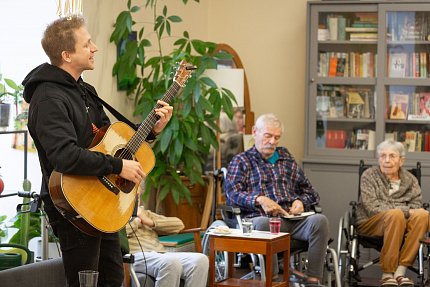 Tomáš Klus uspořádal pro klienty Sue Ryder malý koncert