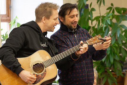 Tomáš Klus uspořádal pro klienty Sue Ryder malý koncert