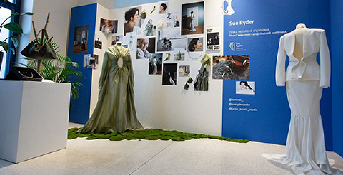 Téma důstojného stáří bereme i tam, kde byste ho možná nečekali. Už podruhé jsme ho propojili se světem designu. Naše expozice na DesignBlok 2026 nabídla prostor k zastavení i zajímavým rozhovorům.