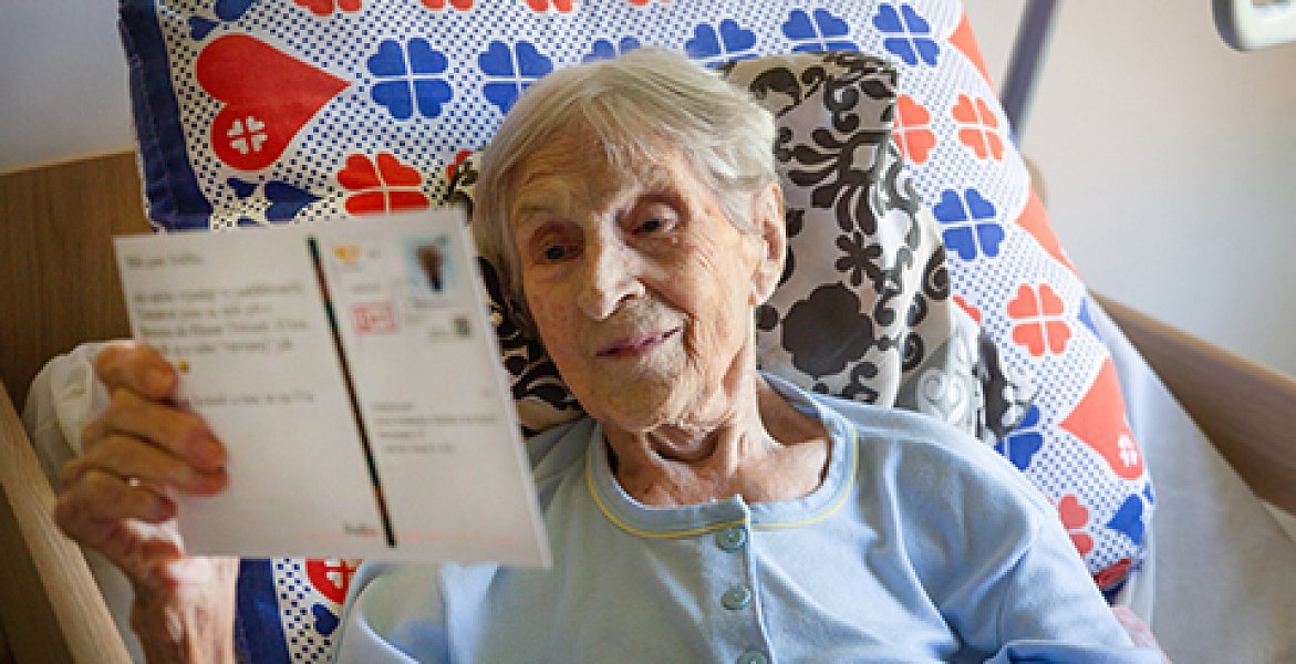Pošlete paní Annu (104)  a další seniory na cestu kolem světa! S pohlednicí on-line se s Vámi mohou podívat kamkoliv.