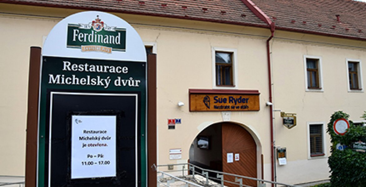 Restaurace Michelský dvůr v areálu Sue Ryder je opět otevřena